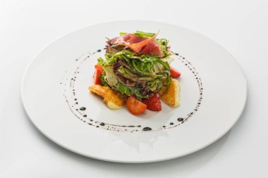 jamon, çilek ve beyaz arka plan üzerinde izole yeşillikleri salatası.