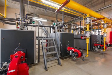 Endüstriyel, gaz Kazan dairesi kazanlar ile iç; Pompalar; sensörler ve boru hatları çeşitli.