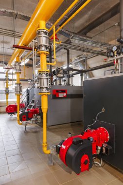 Endüstriyel, gaz Kazan dairesi kazanlar ile iç; Pompalar; sensörler ve boru hatları çeşitli.