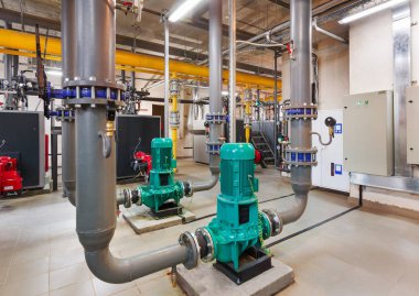 Endüstriyel, gaz Kazan dairesi kazanlar ile iç; Pompalar; sensörler ve boru hatları çeşitli.