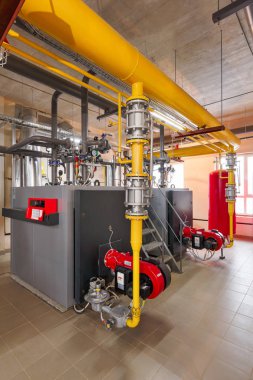 Endüstriyel, gaz Kazan dairesi kazanlar ile iç; Pompalar; sensörler ve boru hatları çeşitli.