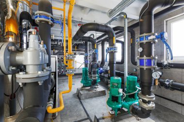 Endüstriyel, gaz Kazan dairesi kazanlar ile iç; Pompalar; sensörler ve boru hatları çeşitli.