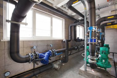 Endüstriyel, gaz Kazan dairesi kazanlar ile iç; Pompalar; sensörler ve boru hatları çeşitli.