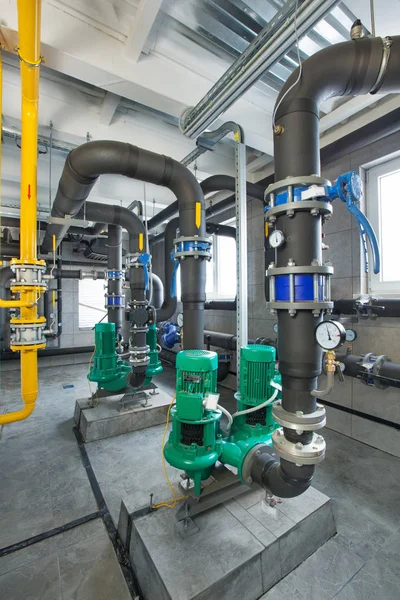 Endüstriyel, gaz Kazan dairesi kazanlar ile iç; Pompalar; sensörler ve boru hatları çeşitli.