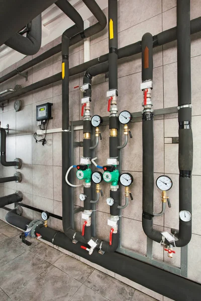 Endüstriyel, gaz Kazan dairesi kazanlar ile iç; Pompalar; sensörler ve boru hatları çeşitli.