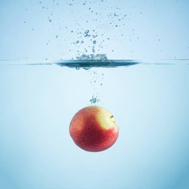 Taze elma sıçrama ile suya düştü