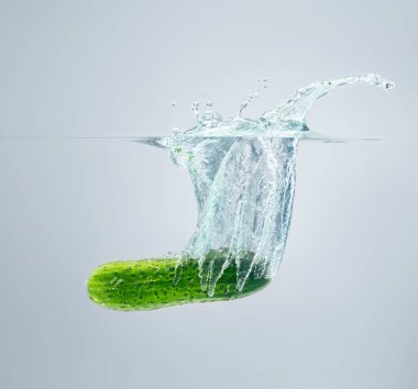 yeşil salatalık su püskürtüyor bir çok saçılma içine düşüyor