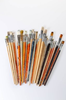 Beyaz arka planda yalıtılmış birçok kullanılmış boya fırçası
