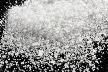 siyah ayna arka planda beyaz şeker tepe