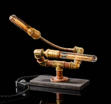 siyah bir arka planda izole Steampunk tarzında lamba