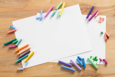ahşap üzerinde sanatsal pastel ve kağıt levhalar ile arka plan 