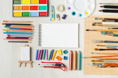 suluboya boyalar, kalemler, fırçalar ve bir dizi ile arka plan