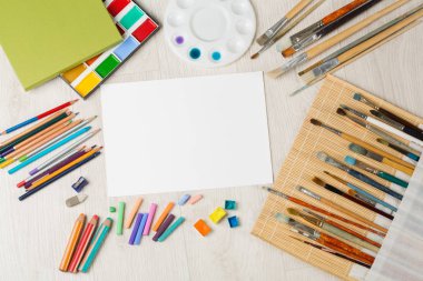 suluboya boyalar, kalemler, fırçalar ve bir dizi ile arka plan