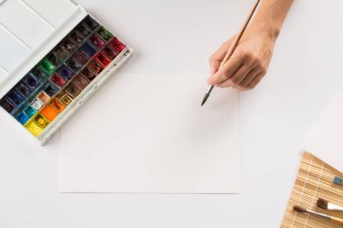 bir fırça ile el Beyaz Kağıt arka planda çizer