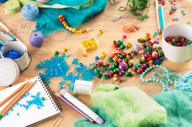 ahşap bir arka planda iplik ve boncuk ile dikiş için ayarlanır