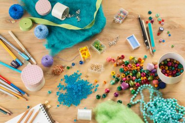 ahşap bir arka planda iplik ve boncuk ile dikiş için ayarlanır