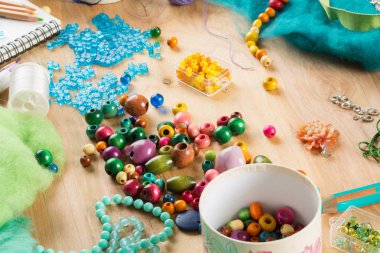 ahşap bir arka planda iplik ve boncuk ile dikiş için ayarlanır