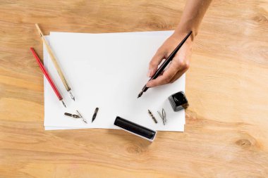 ahşap arka planda Not defteri ve kalem ile mürekkep yazma Seti