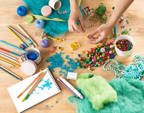 ahşap bir arka planda iplik ve boncuk ile dikiş için ayarlanır