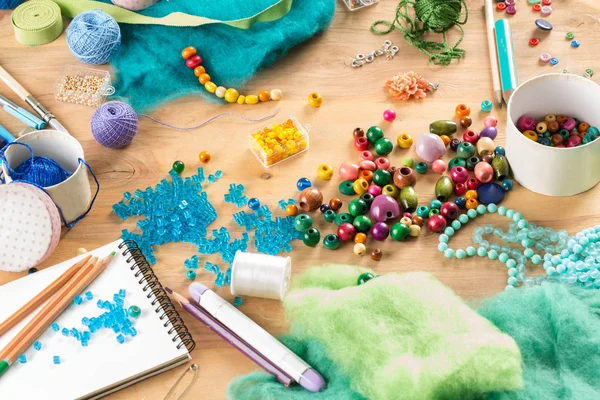 ahşap bir arka planda iplik ve boncuk ile dikiş için ayarlanır