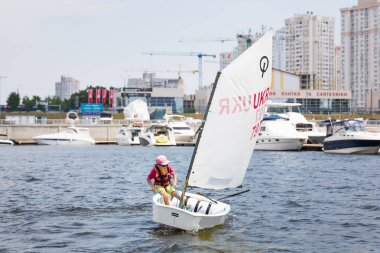 Kiev, Dinyeper nehri Dinyeper Haziran 23, 2019 Nehir p üzerinde Yatlar