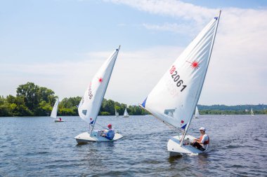 Kiev, Dinyeper nehri Dinyeper Haziran 23, 2019 Nehir p üzerinde Yatlar