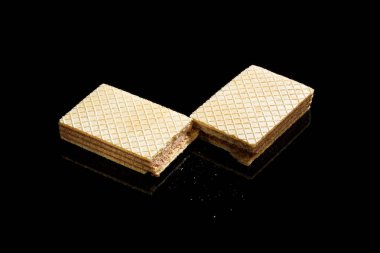 Dikdörtgen gofret çubuğu çikolatalı isol ile ikiye bölünmüş.