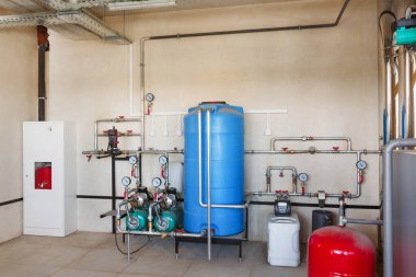 Modern bir gaz kazan dairesi, su arıtma sistemi, birçok kapakçık ve sensörü var.