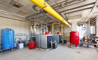 Modern bir gaz kazan dairesi, su arıtma sistemi, birçok kapakçık ve sensörü var.