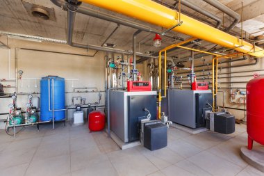 Modern bir gaz kazan dairesi, su arıtma sistemi, birçok kapakçık ve sensörü var.