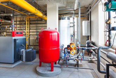 Modern bir gaz kazan dairesi, su arıtma sistemi, birçok kapakçık ve sensörü var.