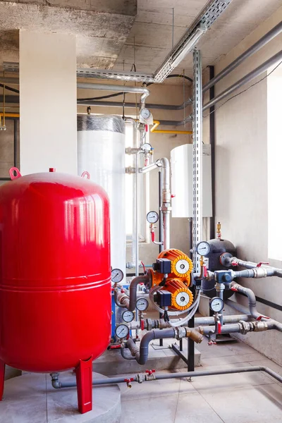 现代燃气锅炉房的内部 有一个水处理系统 许多阀门和传感器 — 图库照片