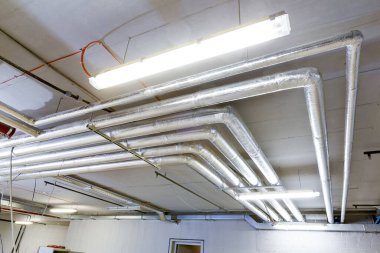 tavanda boru hatları kurulumu; mühendislik inşaatı