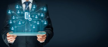 İş adamı ya da programcı tablet ve düzeni korumalı belge ile tutarak kullanıcıların ile bağlı