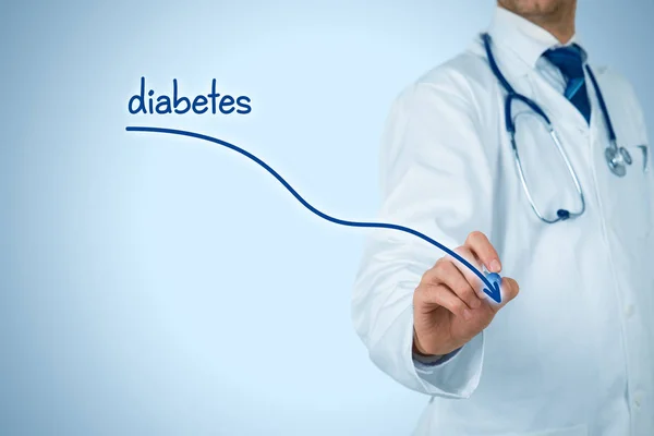 Dokter Tekening Aflopende Grafiek Van Incidentie Van Diabetes — Stockfoto