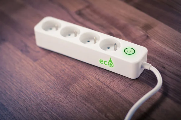 Elektrisk Kontakt Träbord Med Konceptuella Grön Eco Symbol — Stockfoto