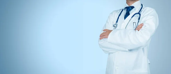 Allgemeinmediziner Steht Auf Blauem Hintergrund — Stockfoto