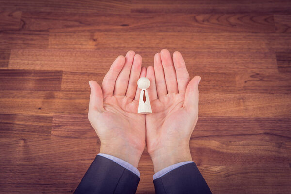 Сотрудник отдела кадров с новым руководящим работником или руководством в лице фигурки
