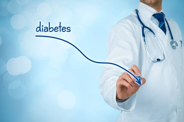 Dokter Tekening Aflopende Grafiek Van Incidentie Van Diabetes — Stockfoto