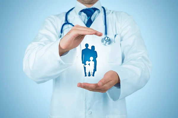 医疗和人寿保险为整个家庭概念 医生以保护手势和人的图标 — 图库照片