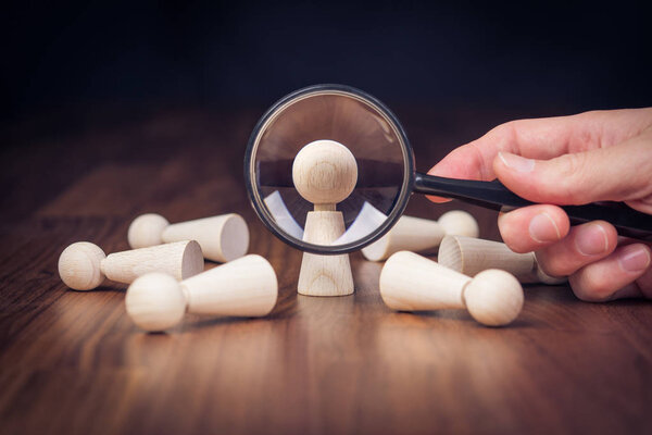 Сотрудник отдела кадров ищет лидера и генерального директора
