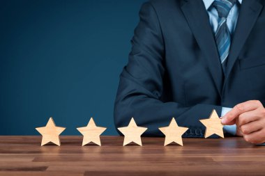 Değerlendirme, değerlendirme ve sınıflandırma kavramı artırın. Bir masanın işadamı ve beşinci ahşap yıldız ekleyin.
