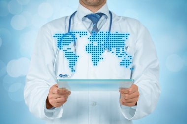 Küresel sağlık kavramı. Doktor dijital tablet ve şematik harita ile.