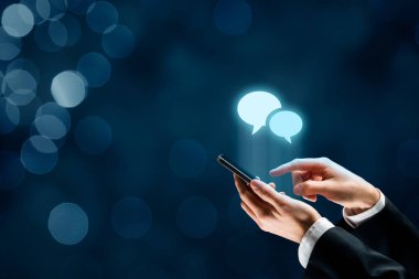 (Sohbet) smartphone kavramı üzerinde iletişim. Hareket eden telefon kullanıcı ve konuşma kabarcıklar simgeler.