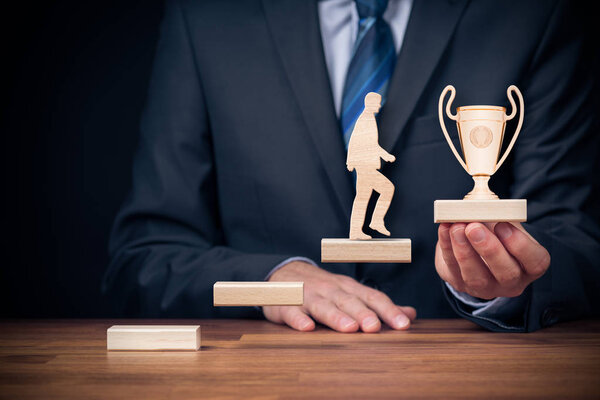 Мотивация, личностное развитие, личностный и карьерный рост, прогресс и потенциальные концепции. Тренер (сотрудник отдела кадров, менеджер, наставник) мотивирует сотрудника к росту с кубком для победителя
.