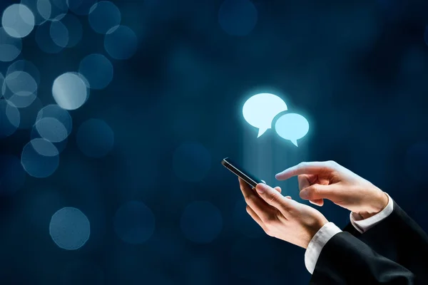 Kommunizieren (chatten) über Smartphone-Konzept. Handynutzer und Sprechblasen-Symbole. — Stockbild Kommunizieren Chatten Über Smartphone Konzept Handynutzer Und Sprechblasen Symbole — Stockfoto