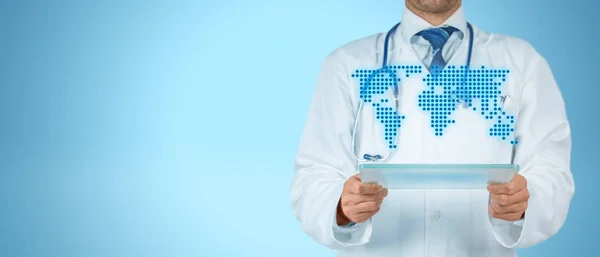 Globales Gesundheitskonzept Arzt Mit Digitalem Tablet Und Schematischer Karte — Stockfoto