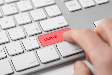 Clickbait, tıklayın-yem, başlıkları Internet kavramı. Bilgisayar Kullanıcı basın clickbait tuş klavye.