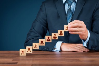 İnsan kaynakları ve kariyer büyüme kavramları. İşadamı tam şirket CEO'su ile.