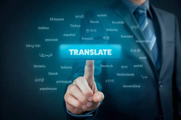 在线翻译和语言电子学习课程的概念 计算机用户按下按钮 文本转换和最重要的世界语言 — 图库照片